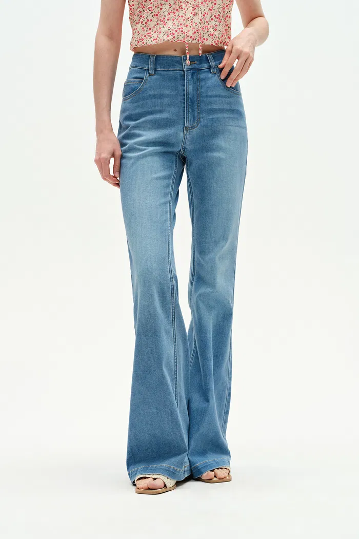 Deni Fitted Bootcut Jeans in Stretch Denim - Image 4