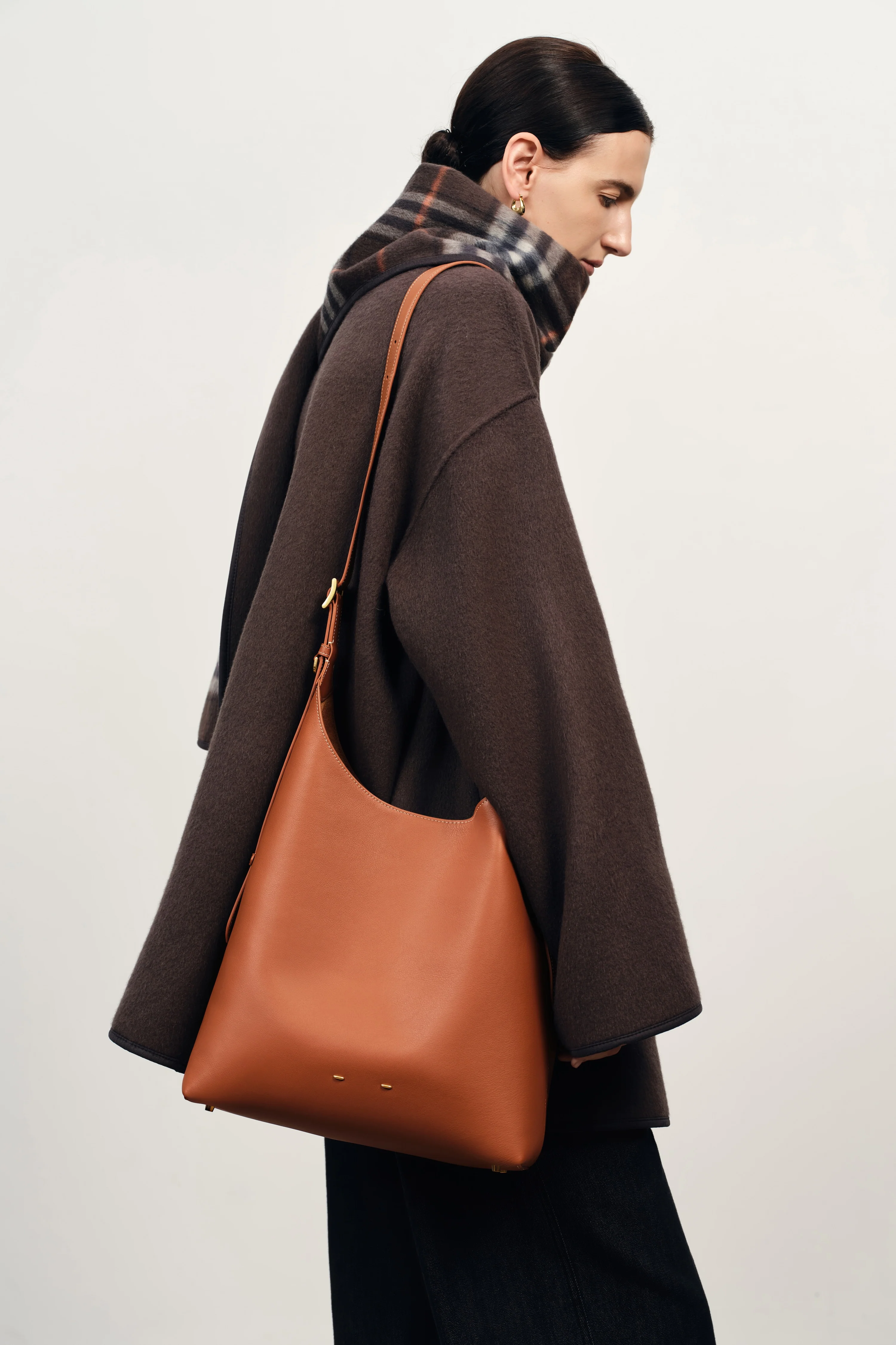 Duomo Hobo Bag Medium in Nappa Leather - Image 4