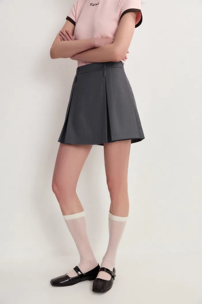 Emily Wren Pleated Mid Rise Skort in Fine Twill - Image 3