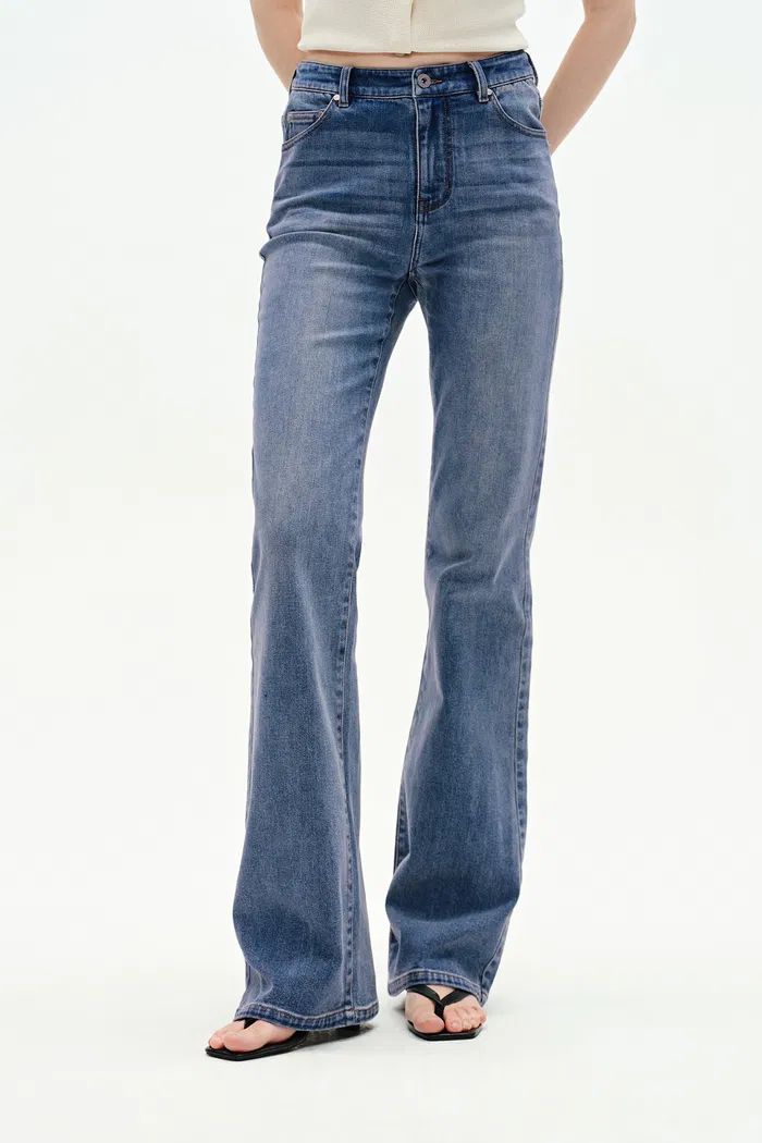 Emma Bootcut Jeans in Stretchy Denim - Image 5
