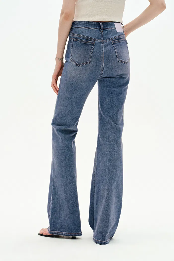 Emma Bootcut Jeans in Stretchy Denim - Image 7