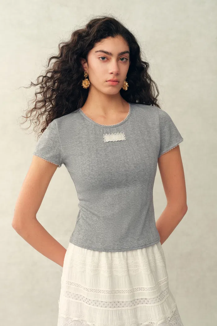 Eva Scalloped Lace Trim Fitted Sleeve T-shirt in Hollow Knitting - Image 2