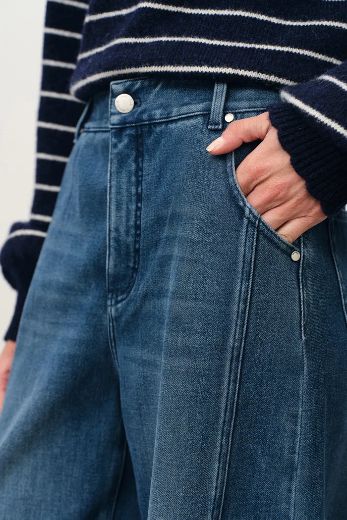 Kira Washed Barrel Leg Jeans in Cotton Denim - Image 5