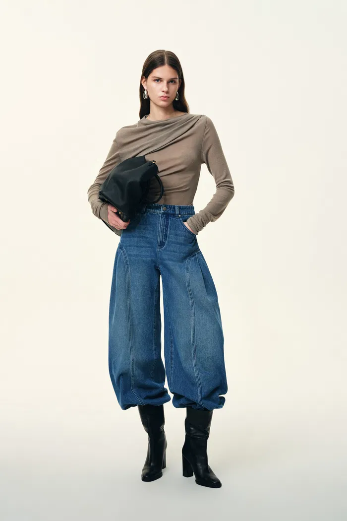 Manon Seams Soft Barrel Leg Jeans in Cotton Denim - Image 5