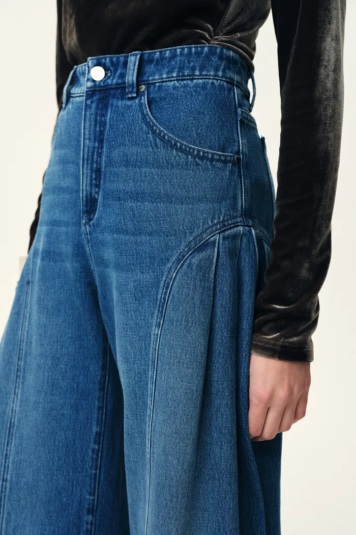 Manon Seams Soft Barrel Leg Jeans in Cotton Denim - Image 7