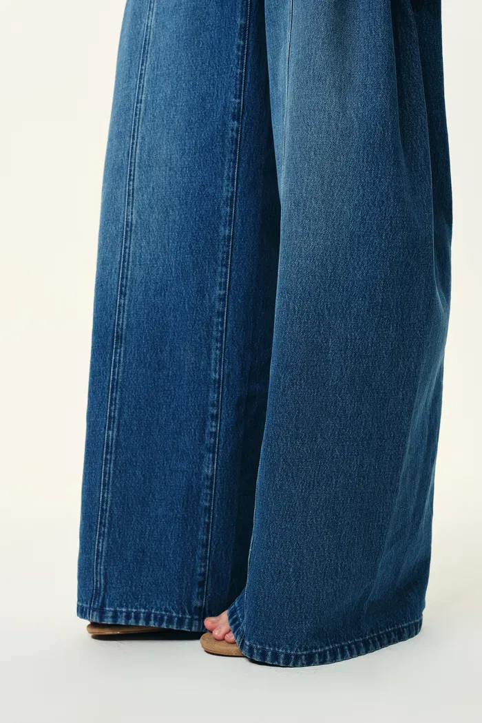 Manon Seams Soft Barrel Leg Jeans in Cotton Denim - Image 9
