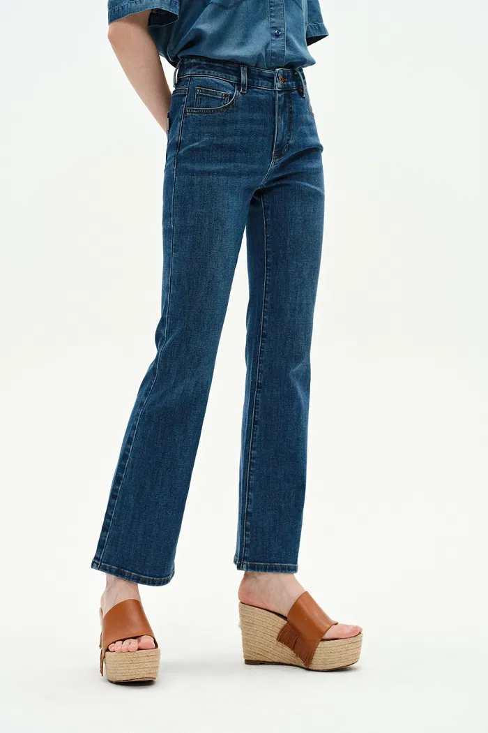Nora Cropped Flare Jeans in Stretch Denim - Image 7