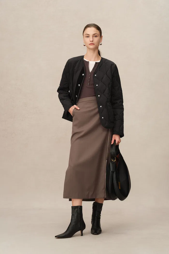 Olivia Black Cropped Lightweight Puffer Jacket in High-Density Water-Repellent Fabric - Image 4
