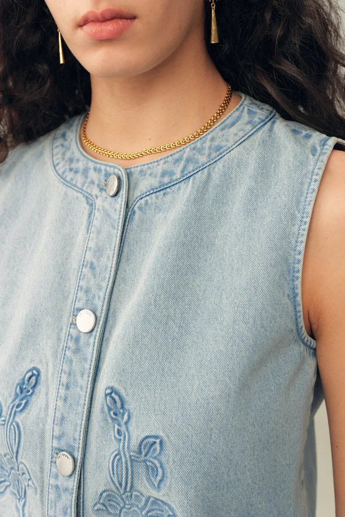 Perla Embossed Flowers Sleeveless Round Neck Top and Jeans Matching Set in Cotton Denim - Image 4