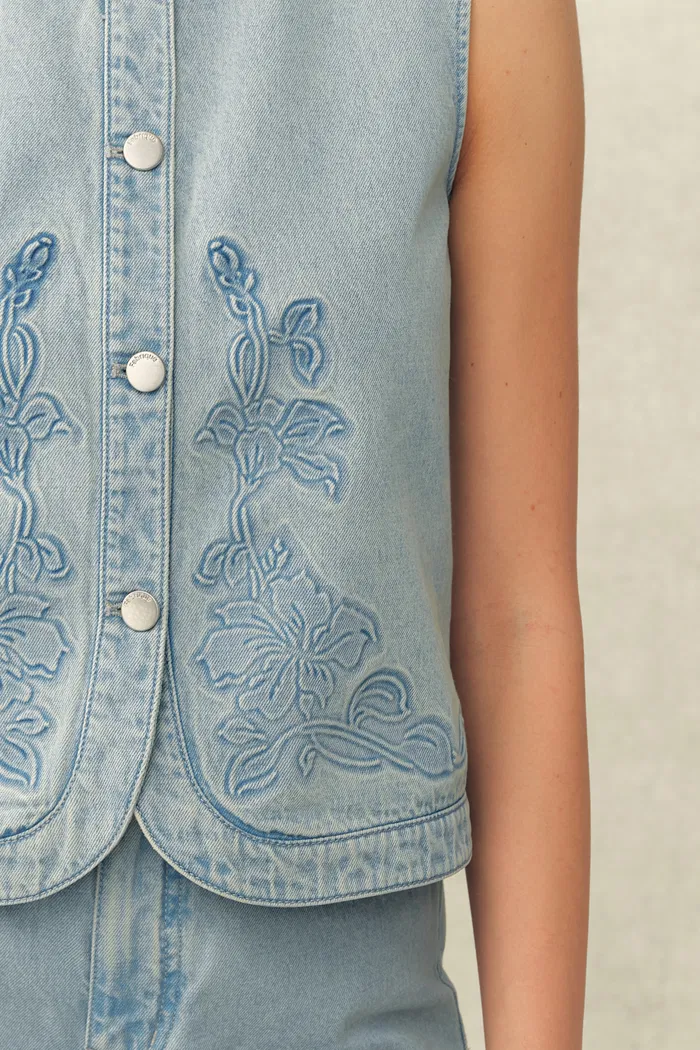 Perla Embossed Flowers Sleeveless Round Neck Top and Jeans Matching Set in Cotton Denim - Image 5