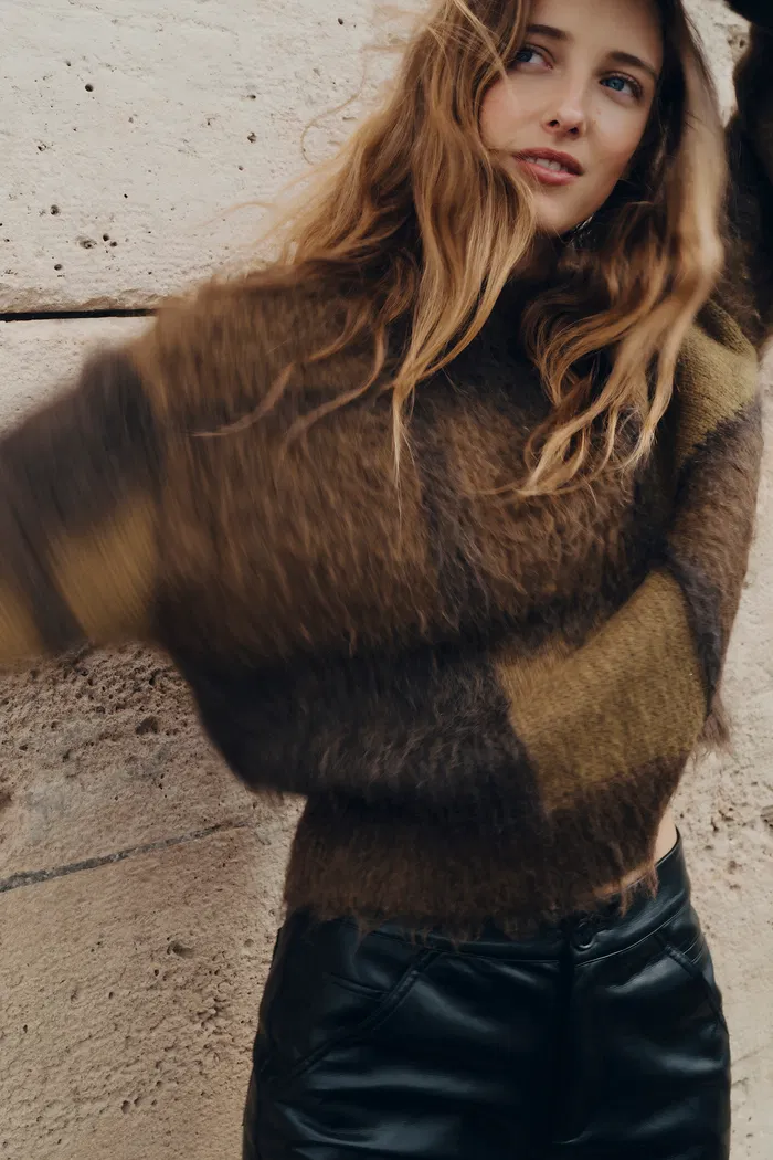 Sibton Checked Cropped Pullover in Baby Alpaca Blend Knit - Image 3