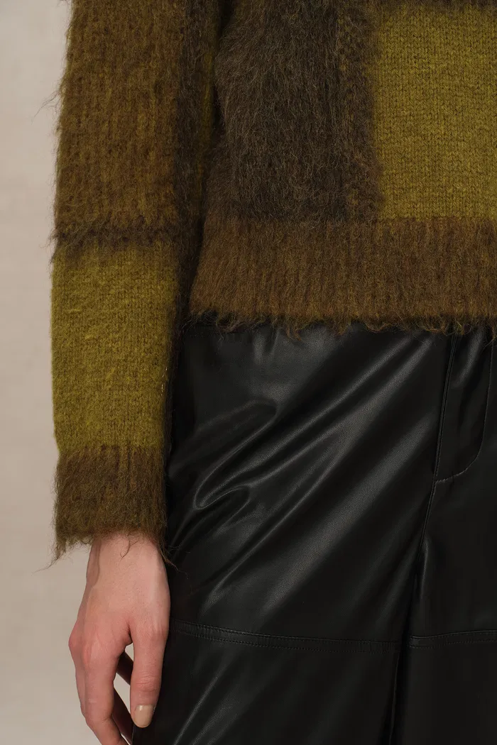 Sibton Checked Cropped Pullover in Baby Alpaca Blend Knit - Image 8