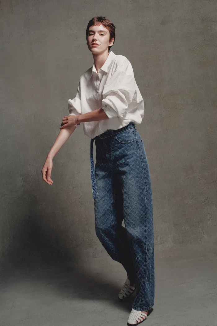 Skylar Belted Textured Gradient Jeans in Jacquard Cotton Denim - Image 2