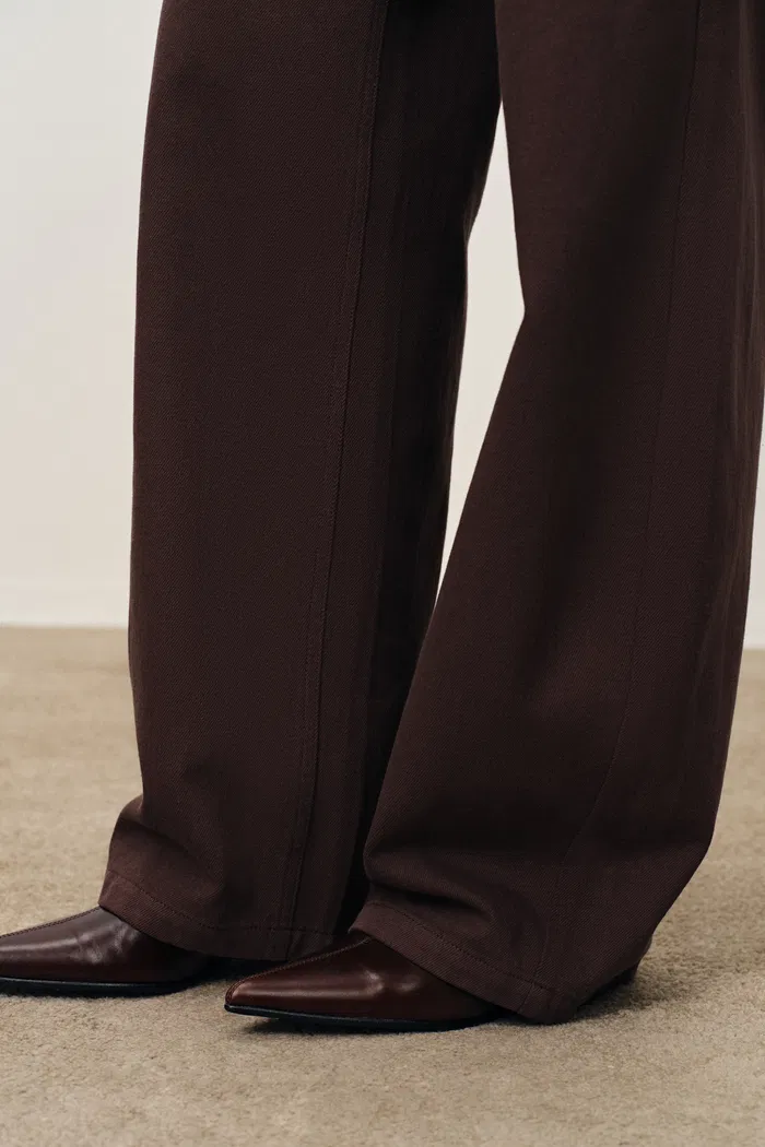 Soft Sculpture Contrast Stitch Curved Seam Jeans in Cotton Denim - Image 7